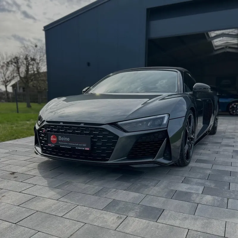 Aufbereiteter Audi R8 Spyder vor der Halle