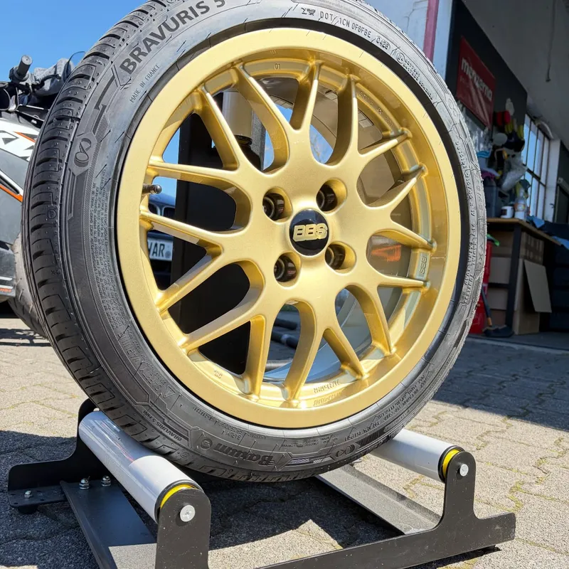 Goldene BBS-Kreuzspeichenfelge nach der Felgenaufbereitung