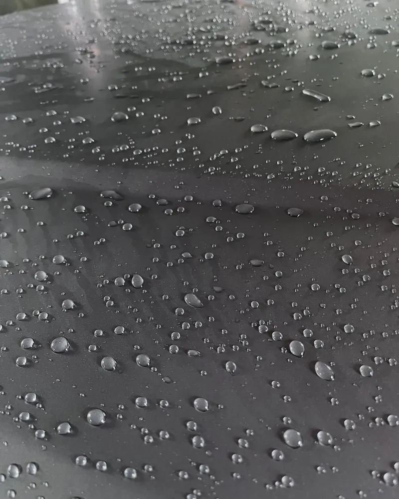 Wassertropfen perlen auf dem versiegelten Lack ab