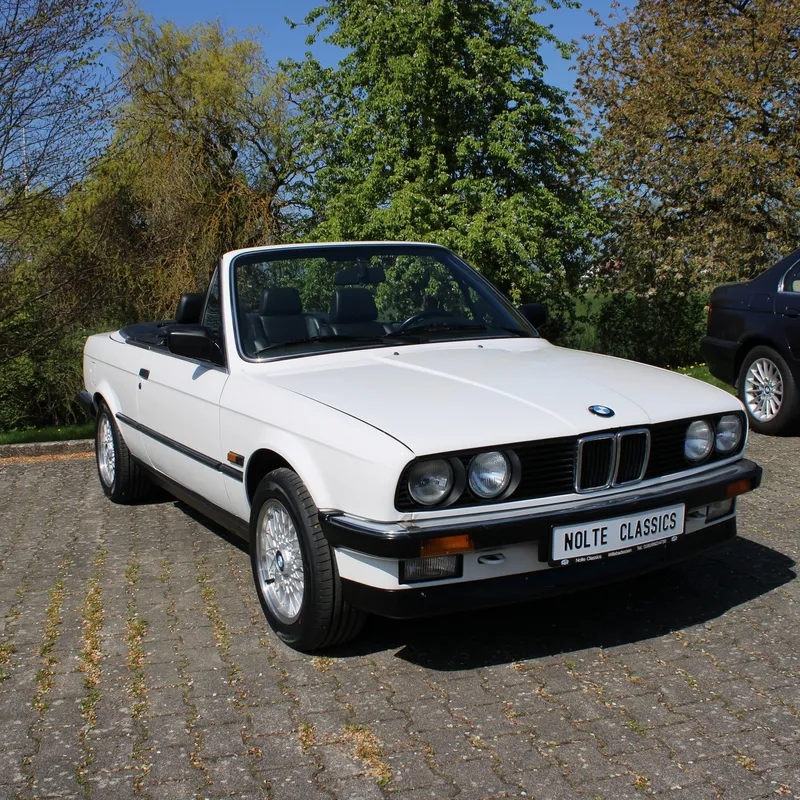 Weißes BMW E30 Cabrio in der Frühlingssonne