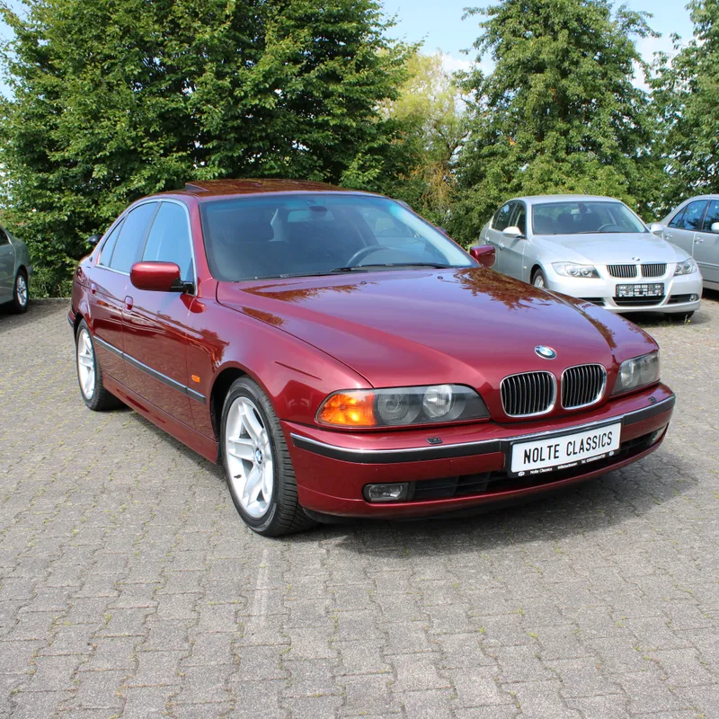 Aufbereiteter roter BMW 5er E39 in der Frontansicht