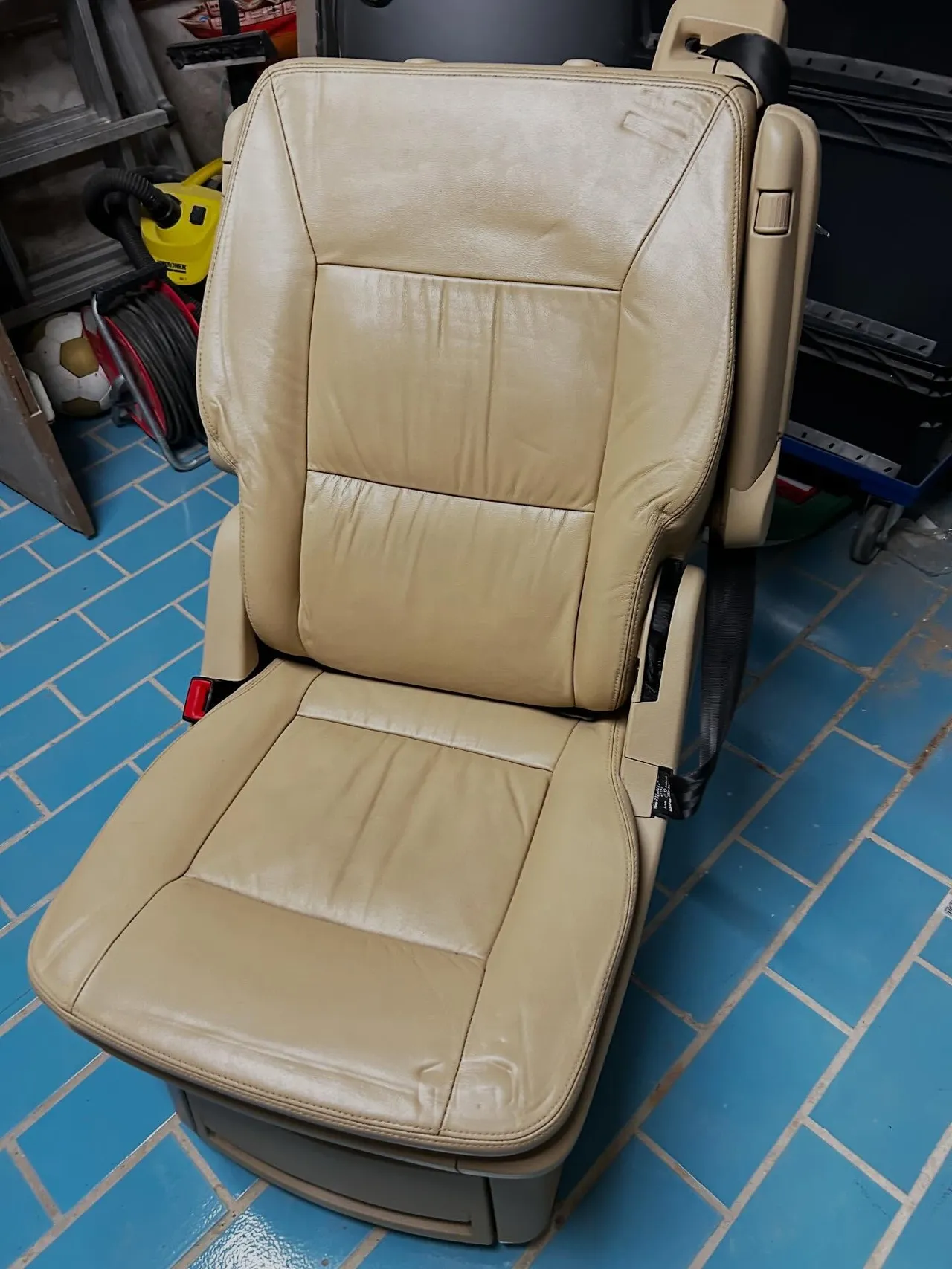 Derselbe Ledersitz nach der Aufbereitung in gleichmäßigem, sauberem Beige