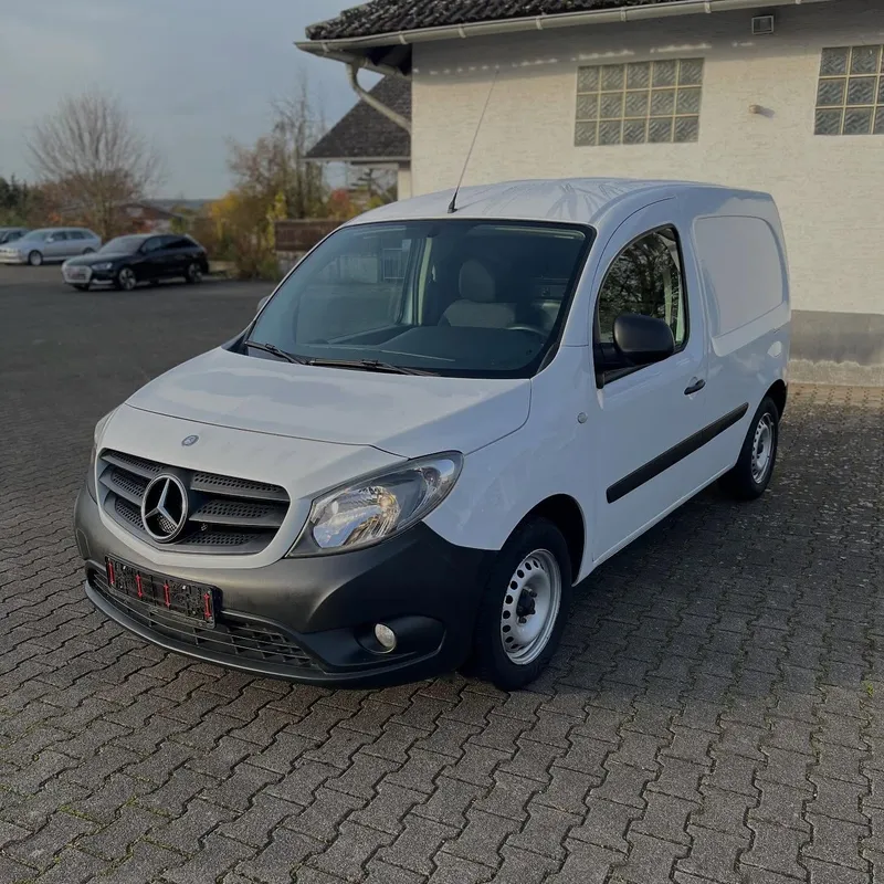 Weißer Mercedes Citan Handwerkerfahrzeug nach der Aufbereitung