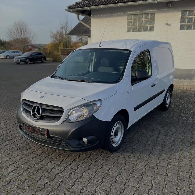 Weißer Mercedes Citan Handwerkerfahrzeug nach der Aufbereitung