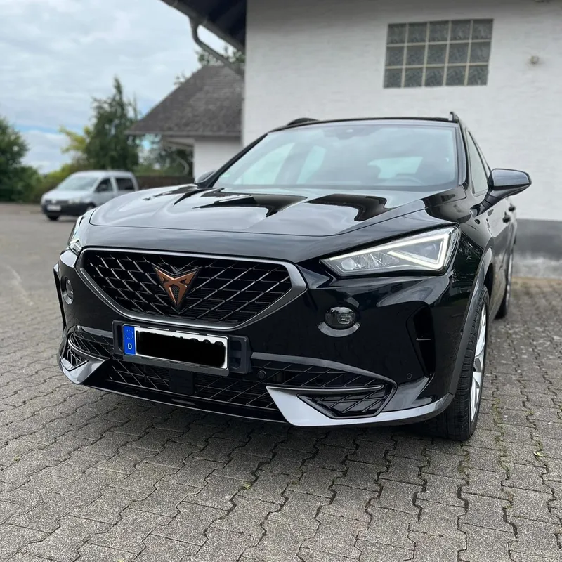 Schwarzer Cupra Formentor vor der Halle