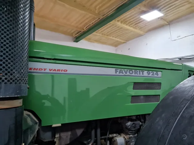 Grüner Fendt-Traktor in der Halle