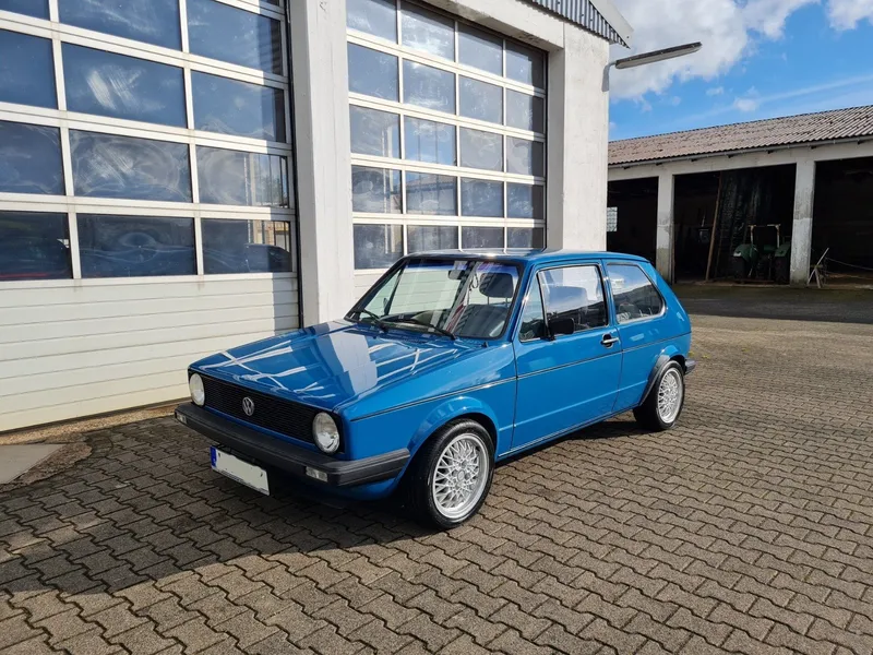 Blauer VW Golf 1 mit silbernen Felgen