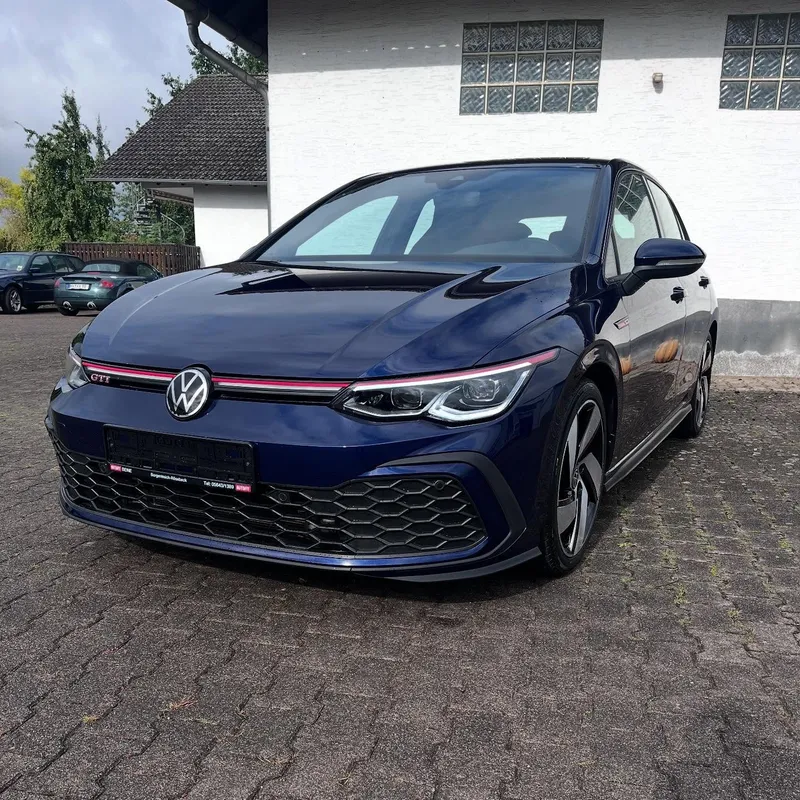 Aufbereiteter dunkelblauer VW Golf GTI