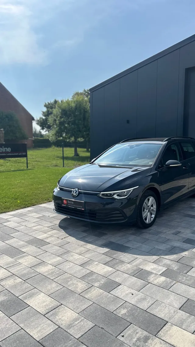 Aufbereiteter dunkler VW Golf vor der Werkstatt