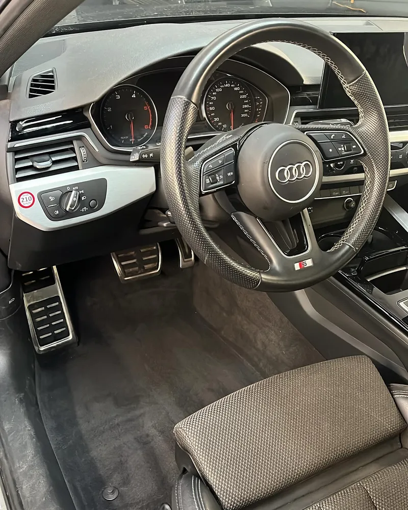 Frisch gereinigter Audi-Innenraum mit gepflegtem Leder und Cockpit