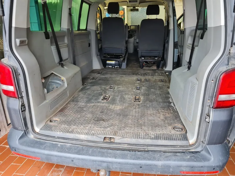 Verschmutzter Transporter-Laderaum vor der Reinigung