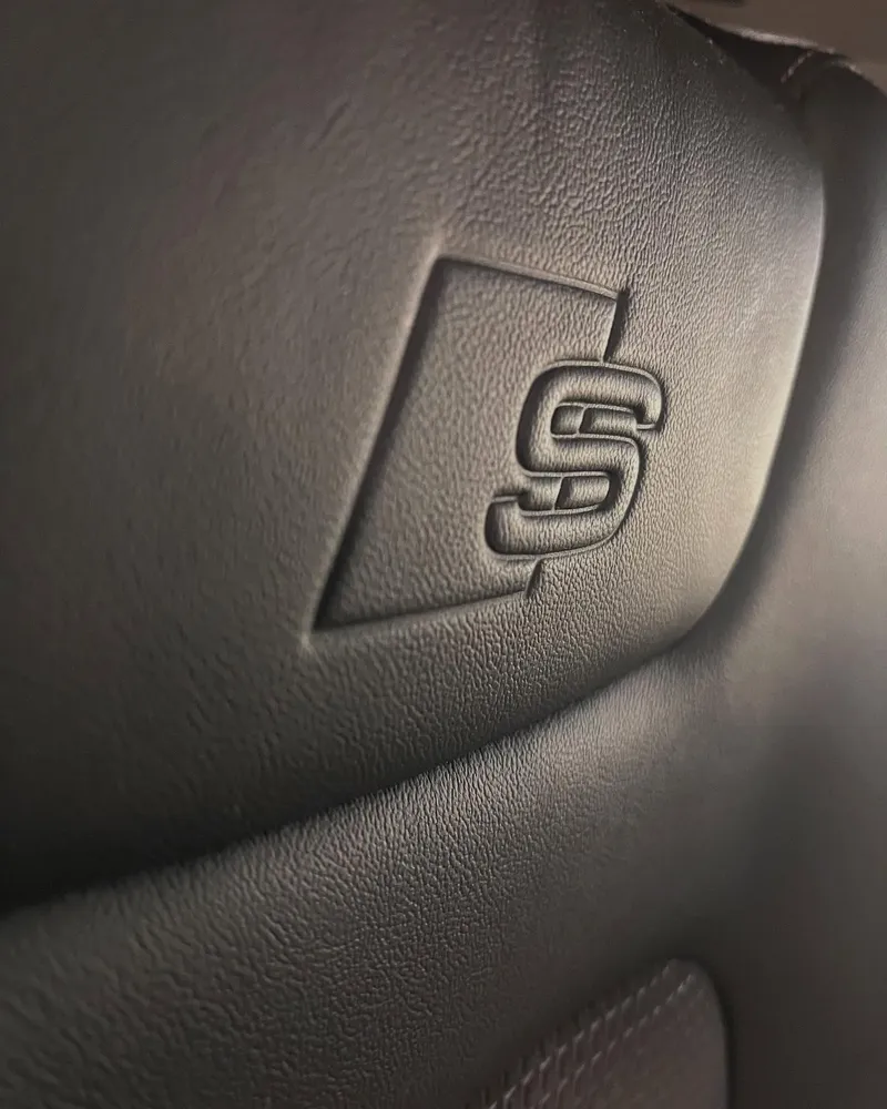 Gepflegter Ledersitz mit geprägtem S-Logo in Nahaufnahme