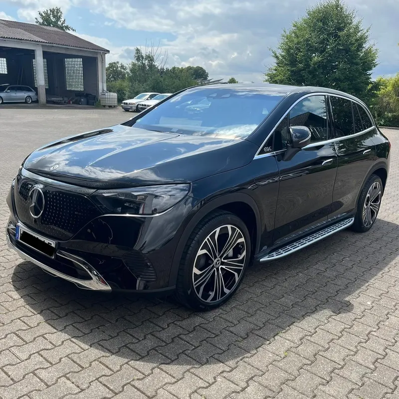 Schwarzer Mercedes EQE SUV nach der Aufbereitung