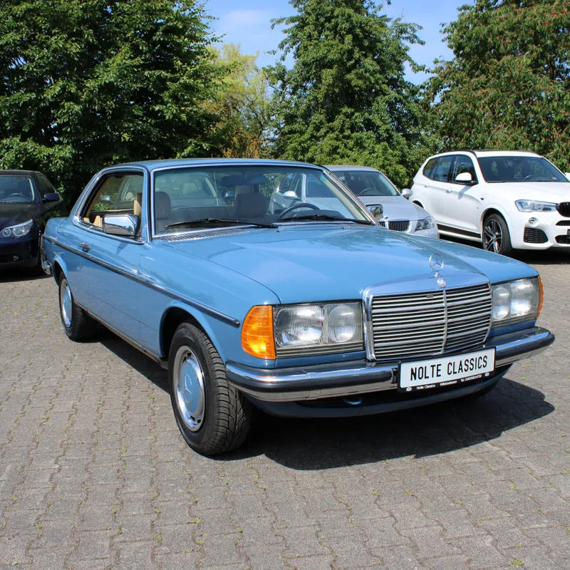 Aufbereiteter hellblauer Mercedes W123 Oldtimer