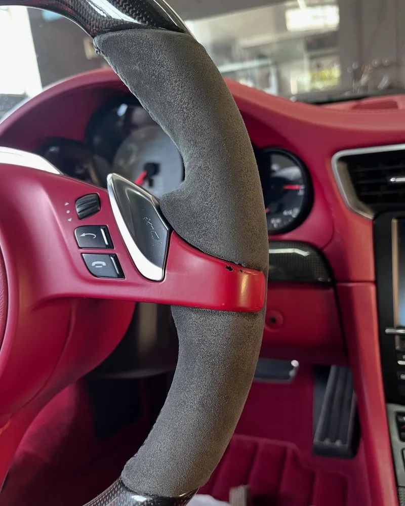 Porsche-Interieur mit rotem Leder und Alcantara-Lenkrad