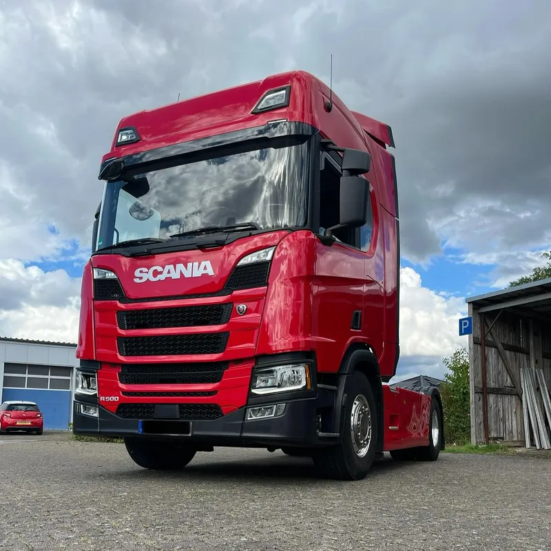 Aufbereitete rote Scania-Zugmaschine