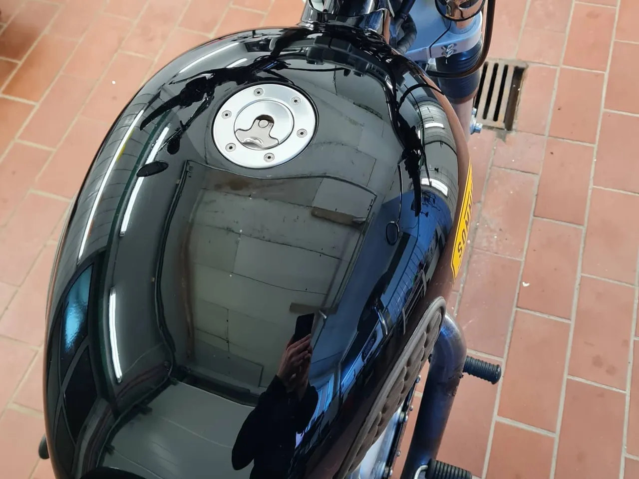 Derselbe Motorradtank nach der Politur in tiefem Schwarzglanz