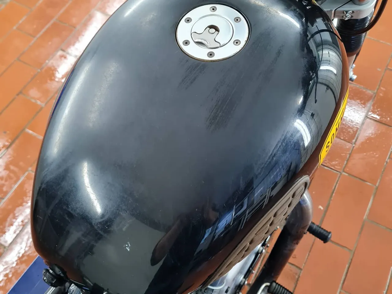 Matter, verwitterter Motorradtank vor der Aufbereitung