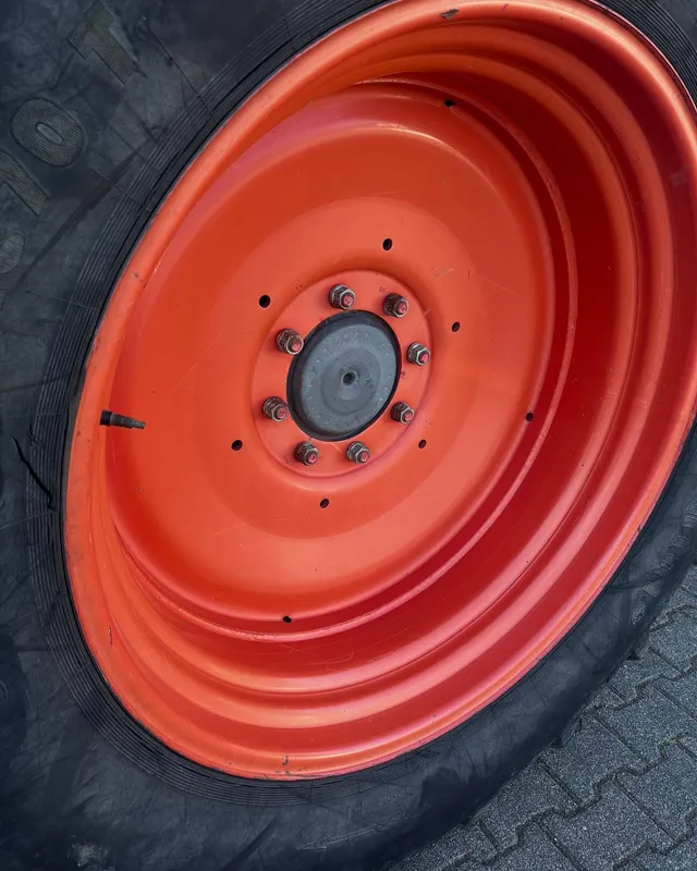 Frisch gereinigte orangefarbene Traktorfelge