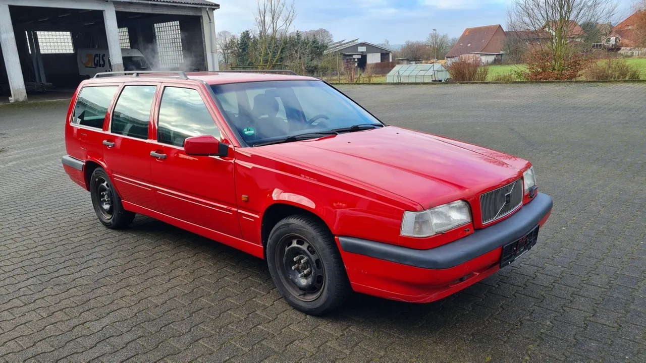 Derselbe Volvo 850 nach der Lackaufbereitung in sattem, glänzendem Rot