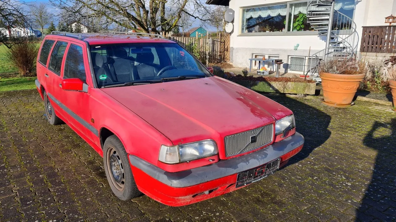 Roter Volvo 850 mit stark verwittertem, ausgeblichenem Lack vor der Aufbereitung